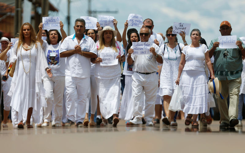 © Reuters. Seguidores del sanador Joao Teixeira de Faria en una manifestación a su favor en Abadiania, Brasil