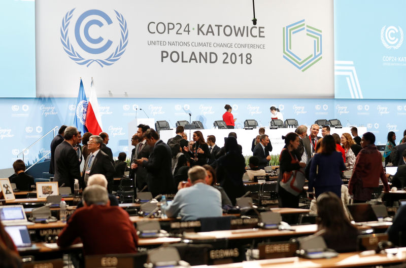 © Reuters. Participants take part in plenary session, during the final day of the COP24 U.N. Climate Change Conference 2018 in Katowice