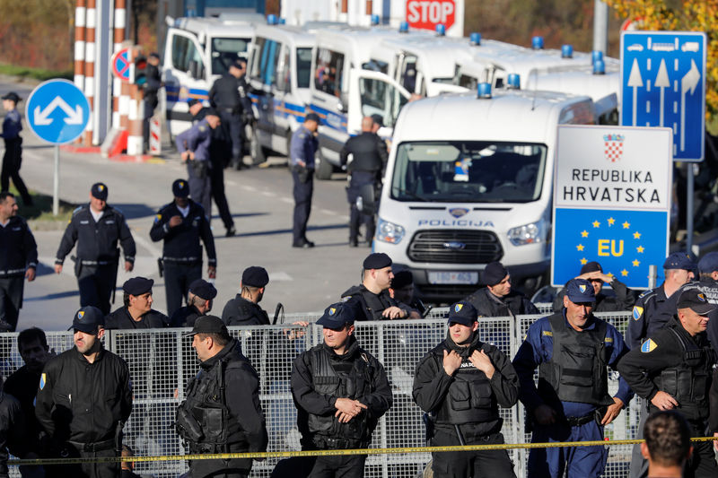 © Reuters. شرطة كرواتيا تمنع آلاف المهاجرين من عبور حدود البوسنة في طقس شديد البرودة