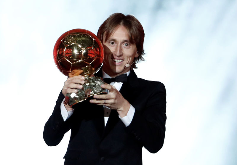 © Reuters. El mediocampista de la selección de Croacia y del Real Madrid español Luka Modric posa con el trofeo al Balón de Oro 2018 en París