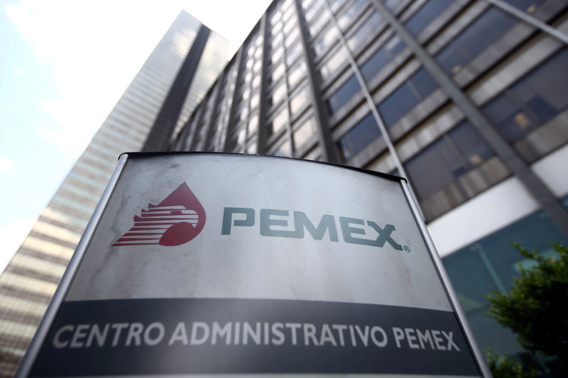 © Reuters. FILE PHOTO: The Pemex logo is pictured during the 80th anniversary of the expropriation of Mexico's oil industry at the headquarters of state-owned oil giant in Mexico City