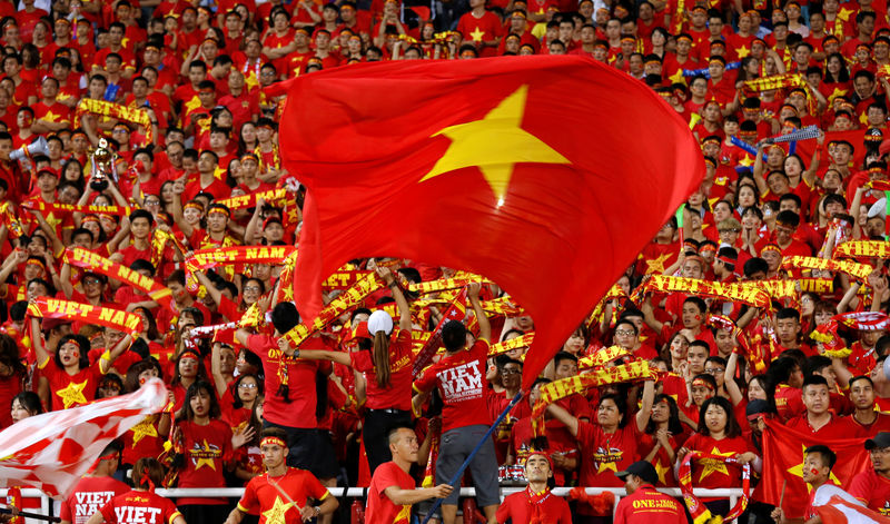 © Reuters. احتفالات صاخبة في هانوي بعد فوز فيتنام ببطولة آسيان لكرة القدم