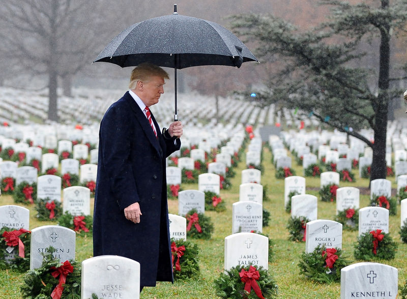 © Reuters. El presidente de Estados Unidos, Donald Trump, visita el cementerio de Arlington en Virginia.