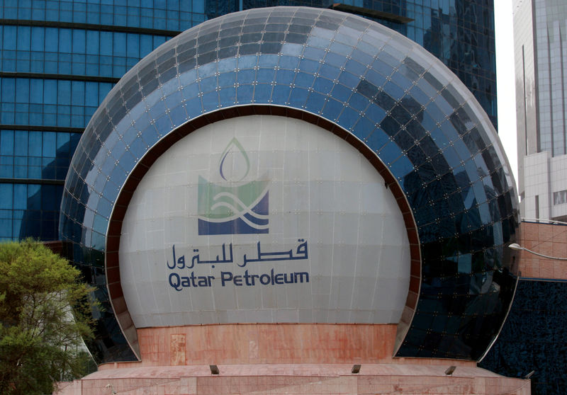 © Reuters. FILE PHOTO: The logo of Qatar Petroleum is seen at its headquarters in Doha