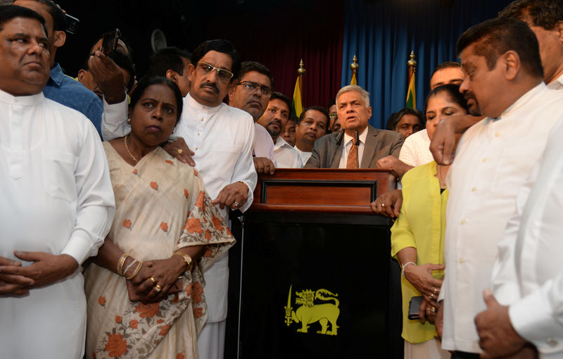 © Reuters. El primer ministro de Sri Lanka, Ranil Wickremesinghe, se dirige a sus partidarios y a miembros del partido después de jurar su cargo en Colombo