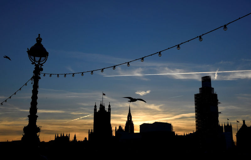 © Reuters. The sun sets behind the Houses of Parliament in Westminster London