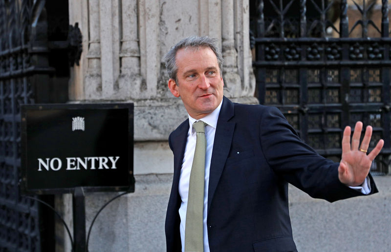 © Reuters. El Secretario de Estado de Educación de Gran Bretaña, Damian Hinds, llega al Parlamento en Westminster, Londres