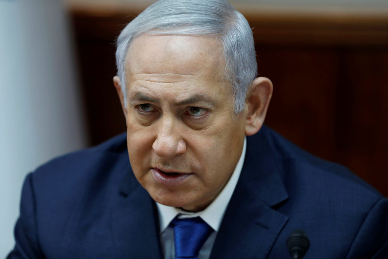 © Reuters. Israeli Prime Minister Benjamin Netanyahu attends the weekly cabinet meeting at his office in Jerusalem