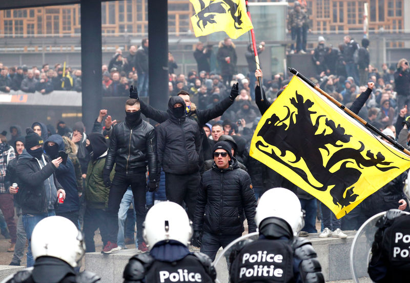 © Reuters. Partidarios de extrema derecha asisten a una protesta contra el Pacto de Migración de Marrakech en Bruselas