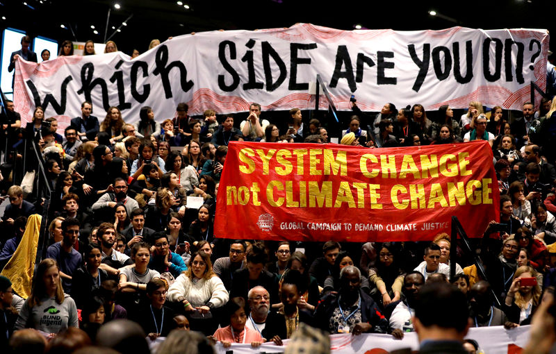 © Reuters. Gente asiste a una manifestación al final de la Conferencia sobre Cambio Climático de la ONU, COP24, en Katowice, Polonia. Imagen de archivo