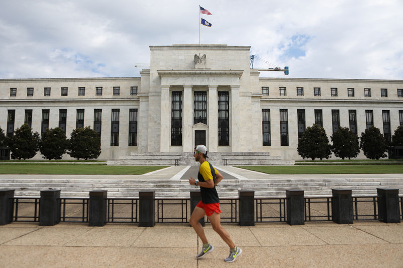 © Reuters. A jogger runs past the Federal Reserve building in Washington, DC