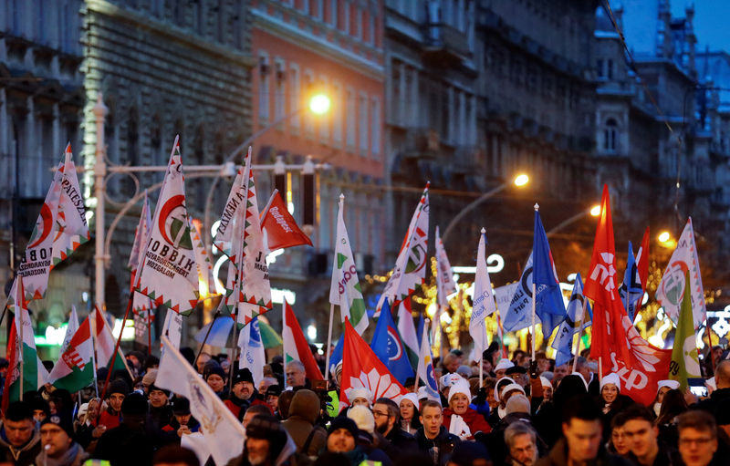 © Reuters. Manifestación contra una nueva legislación laboral en Budapest
