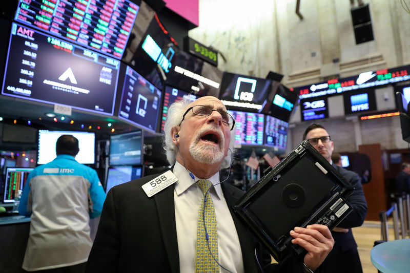 © Reuters. Traders work on the floor of the NYSE in New York