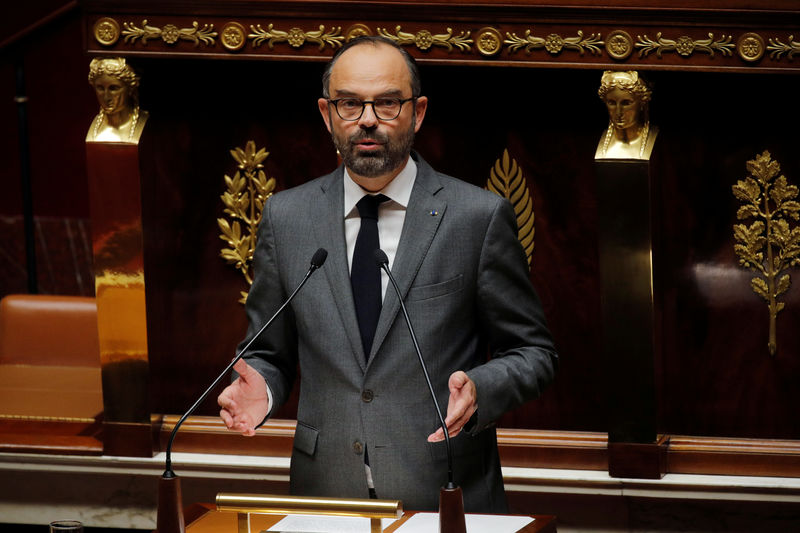 © Reuters. French Prime Minister Edouard Philippe delivers a speech during a debate about a motion of confidence in the French government due to the "yellow vests" crisis by the left-wing members of parliaments at the National Assembly in Paris