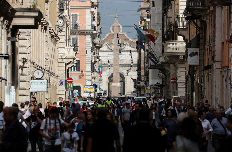 © Reuters. FILE PHOTO: People walk in downtown Rome