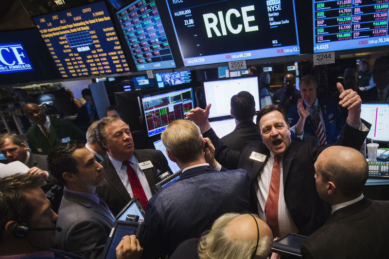 © Reuters. FILE PHOTO - Traders yell as they wait for the IPO of gas drilling company Rice Energy Inc. on the floor of the New York Stock Exchange in the Manhattan borough of New York