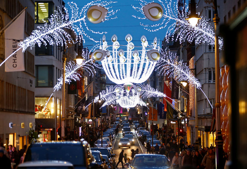 © Reuters. Festive lights decorate New Bond Street as shoppers do Christmas shopping in central London