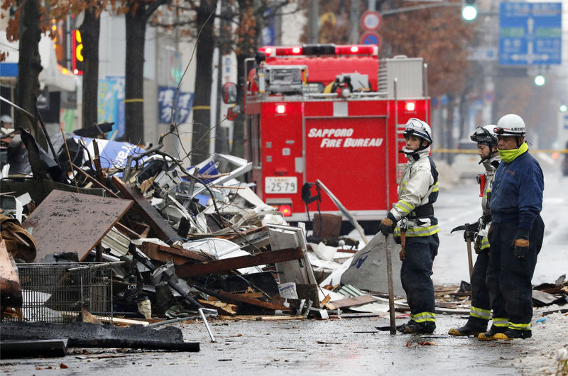 © Reuters. مسؤولو الشرطة والإطفاء اليابانيون يبحثون عن سبب انفجار وقع في مدينة سابورو