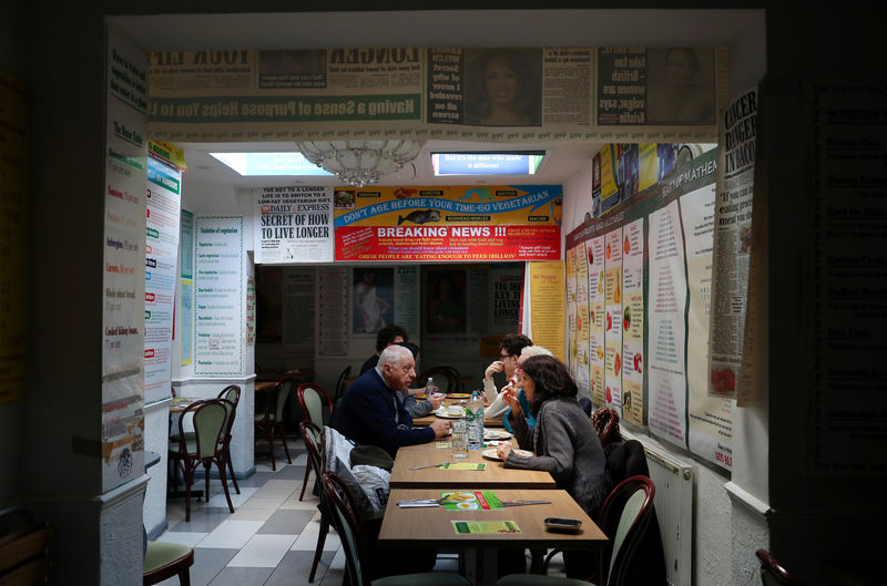 © Reuters. زيادة إغلاق المطاعم في بريطانيا مع تراجع انفاق المستهلكين