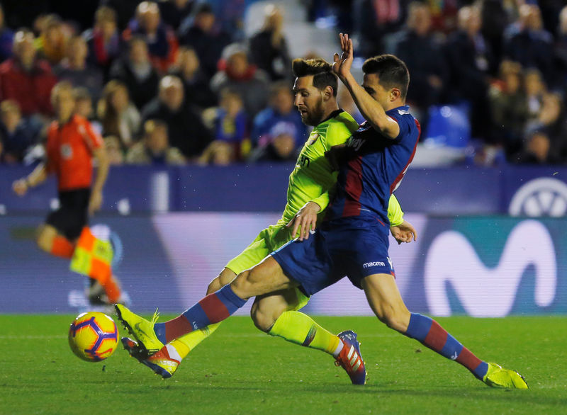© Reuters. El futbolista argentino del Barcelona Lionel Messi marca su segundo gol durante el partido que su club disputó con el Levante en el estadio Ciutat de Valencia, Valencia, España