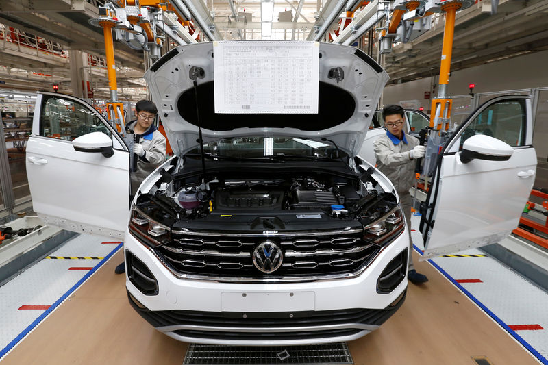 © Reuters. Workers are seen at the production line for Volkswagen Tayron cars at the FAW-Volkswagen Tianjin Plant