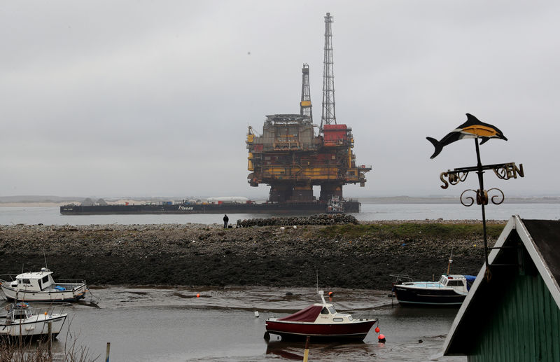 © Reuters. FILE PHOTO: Shell's Brent Delta oil platform is towed into Hartlepool