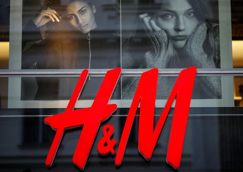 © Reuters. FILE PHOTO: The logo of Swedish fashion label H&M is seen outside a store in Vienna