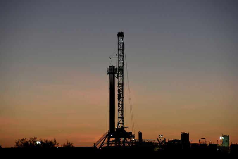 © Reuters. Нефтяная буровая установка в бассейне Permian вблизи Мидленда