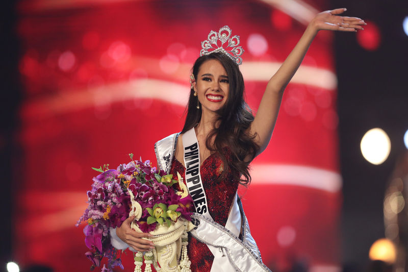 © Reuters. Miss Filipinas Catriona Grey saluda tras ser coronada Miss Universo durante el concurso Miss Universo en Bangkok