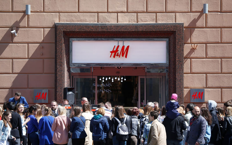 © Reuters. People queue outside the Swedish fashion retailer H&M store on its opening day in central Moscow
