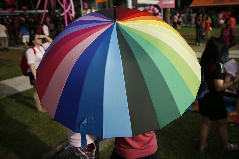 © Reuters. Un acto en favor de los derechos de la comunidad LGBT en el parque Hong Lim, en Singapur, el 28 de junio de 2014. REUTERS / Edgar Su / Files