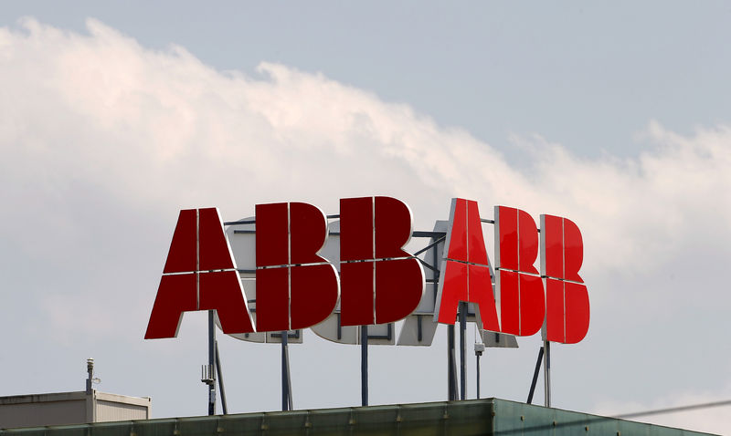 © Reuters. FILE PHOTO: File photo of the logo of Swiss engineering group ABB on a roof of a plant in the town of Baden