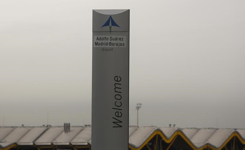© Reuters. El logo de Aena en el aeropuerto de Barajas en Madrid