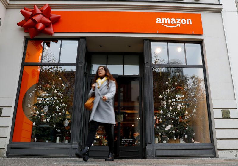 © Reuters. A customer leaves a new Amazon pop-up store for Christmas at Berlin's main shopping street Kurfurstendamm boulevard in Berlin