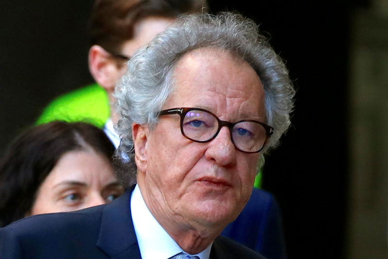 © Reuters. Australian actor Geoffrey Rush reacts as he arrives at the Federal Court in Sydney