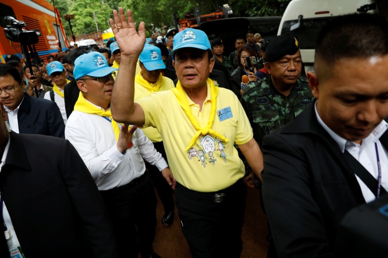© Reuters. FILE PHOTO: Thailand's Prime Minister Prayut Chan-o-cha waves as he arrives at the Tham Luang cave complex during an ongoing search for members of an under-16 soccer team and their coach, in Chiang Rai
