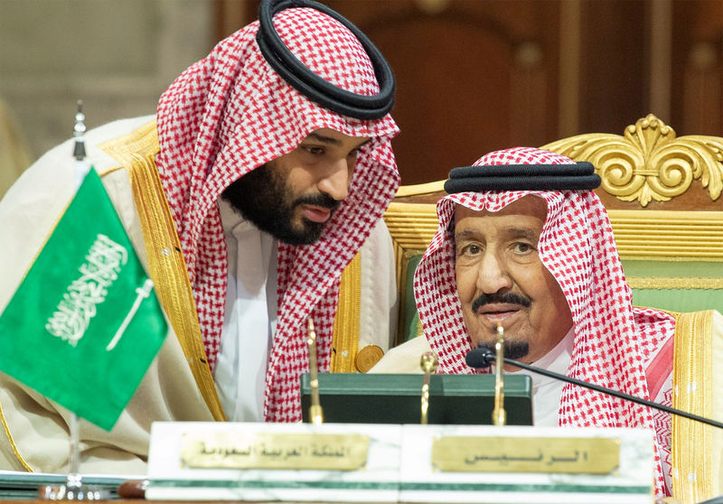 © Reuters. Rei Salman e príncipe Mohammed bin Salman em Riad