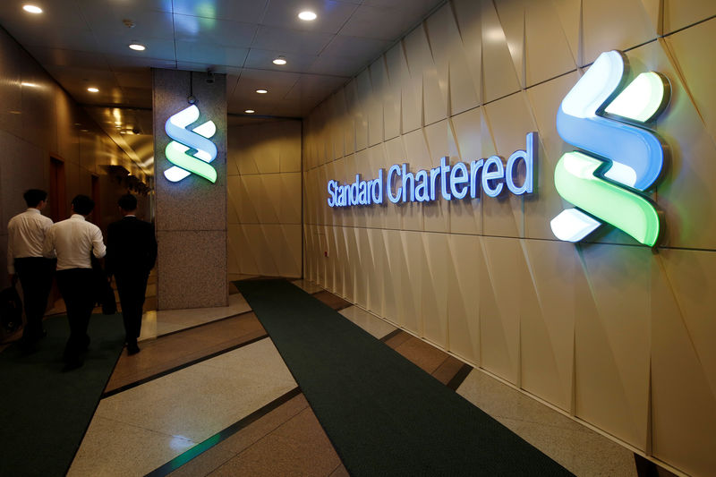 © Reuters. People walk inside the main branch of Standard Chartered in Hong Kong