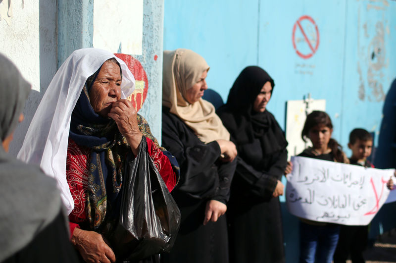 © Reuters. Mulheres e crianças palestinas aguardando abrigo em escola da ONU na Faixa de Gaza