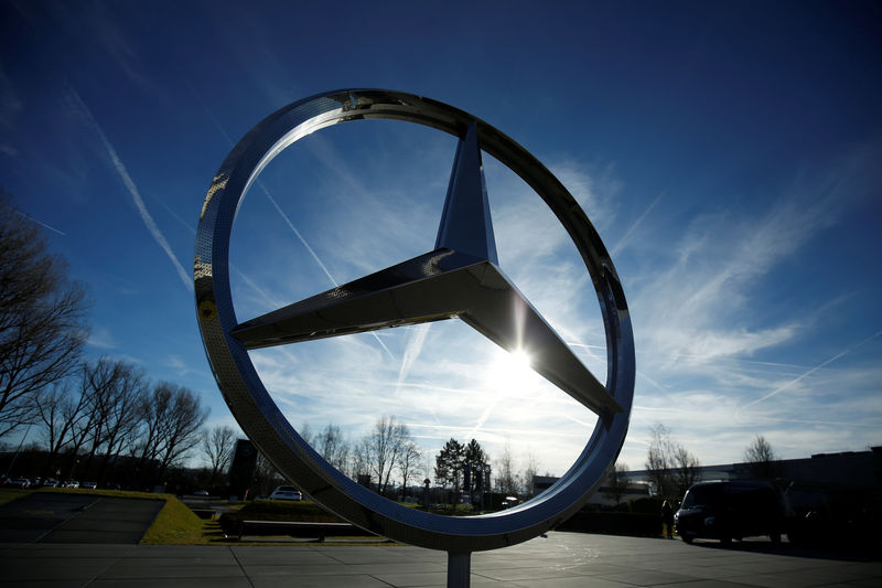 © Reuters. A Mercedes Benz logo is pictured at a customer center at the Mercedes Benz factory in Sindelfingen