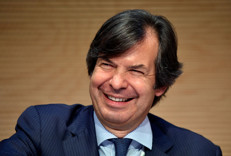 © Reuters. Carlo Messina, CEO of Intesa Sanpaolo bank smiles during shareholders meeting in Turin