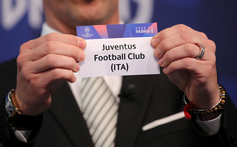 © Reuters. L'estrazione della Juventus per la Champions League