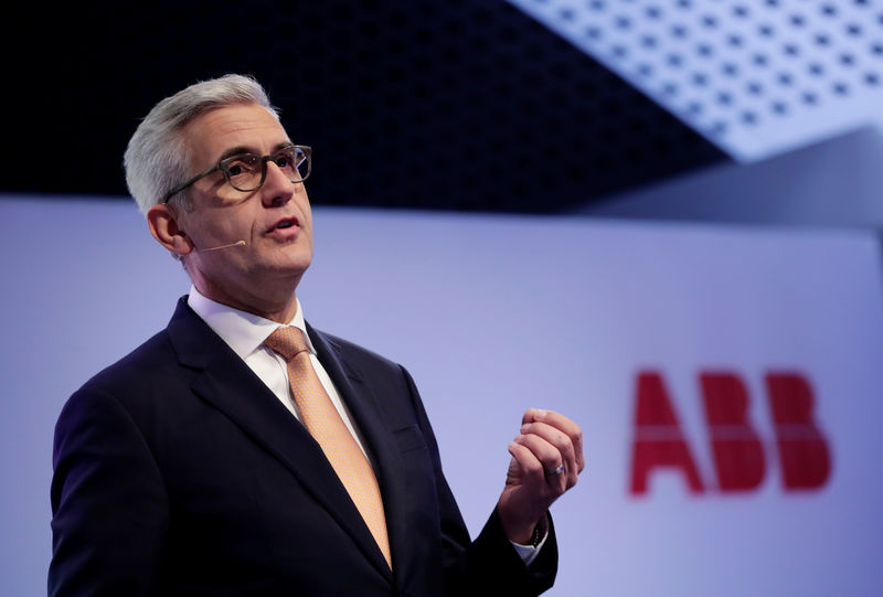 © Reuters. CEO Spiesshofer of Swiss power technology and automation group ABB addresses a news conference to present full year results in Zurich