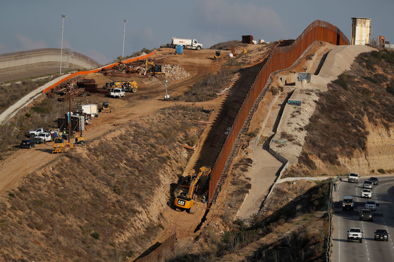 © Reuters. Operários trabalham na construção de muro entre EUA e México do lado norte-americano da fronteira