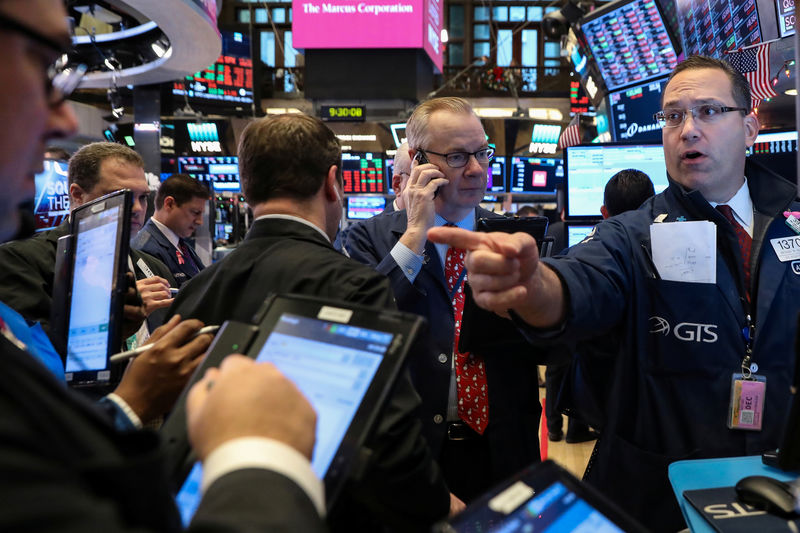 © Reuters. Traders work on the floor of the NYSE in New York