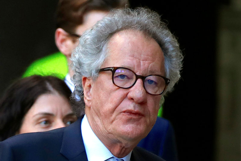 © Reuters. Ator australiano Geoffrey Rush chega a tribunal em Sydney, na Austrália