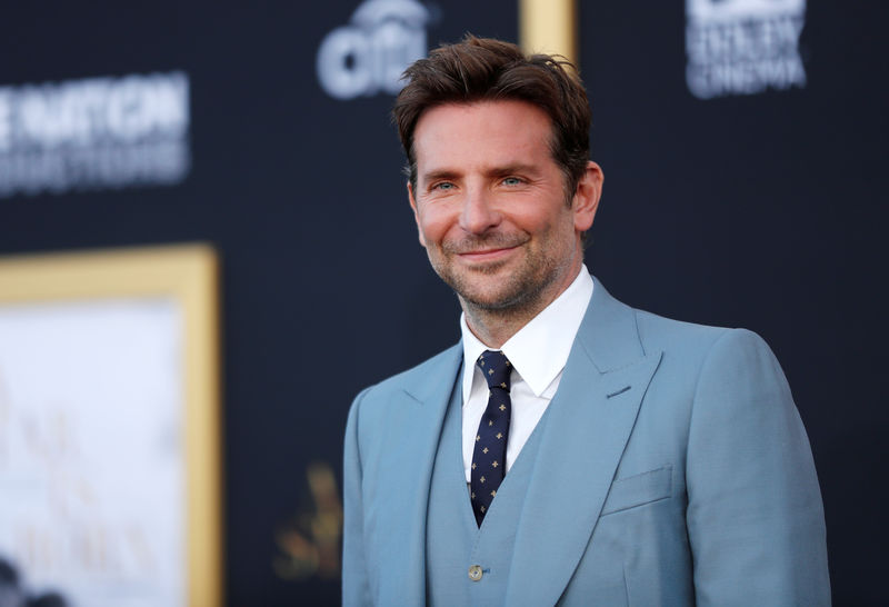 © Reuters. Ator Bradley Cooper posa para foto na estreia do filme "Nasce uma Estrela" em Los Angeles