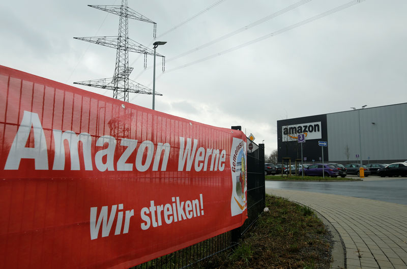 © Reuters. Workers and Verdi union members protest during strike action at a Amazon logistics centre in Werne, Germany