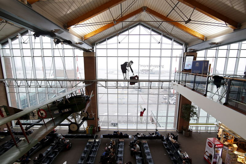 © Reuters. Passengers wait in the departure area at Venice airport