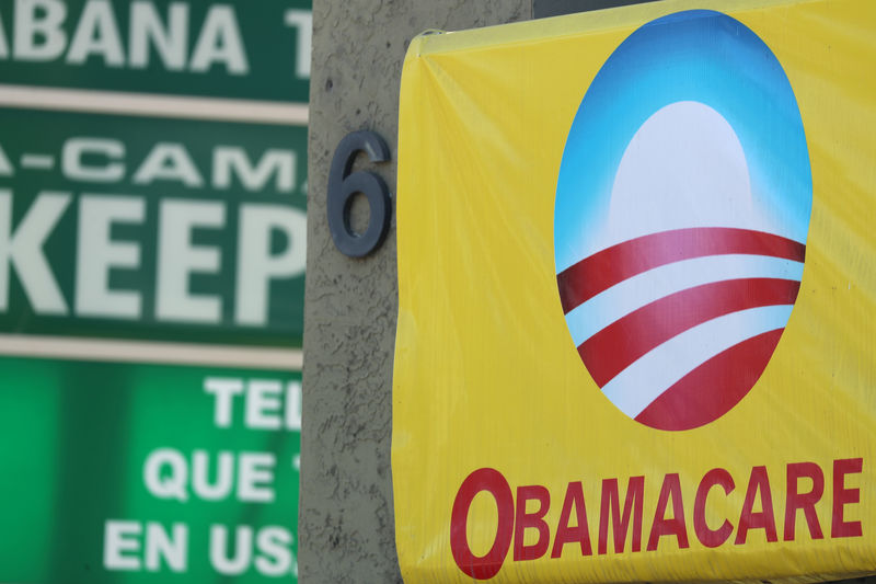 © Reuters. FILE PHOTO: A sign on an insurance store advertises Obamacare in San Ysidro